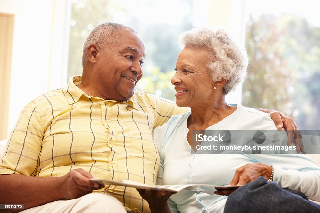 Senior pareja afroamericana lectura - Foto de stock de Afrodescendiente libre de derechos