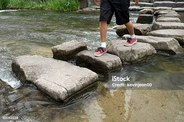 Attraversamento Stepping Stones - Fotografie stock e altre immagini di Acqua - Acqua, Ambientazione esterna, Arto - Parte del corpo
