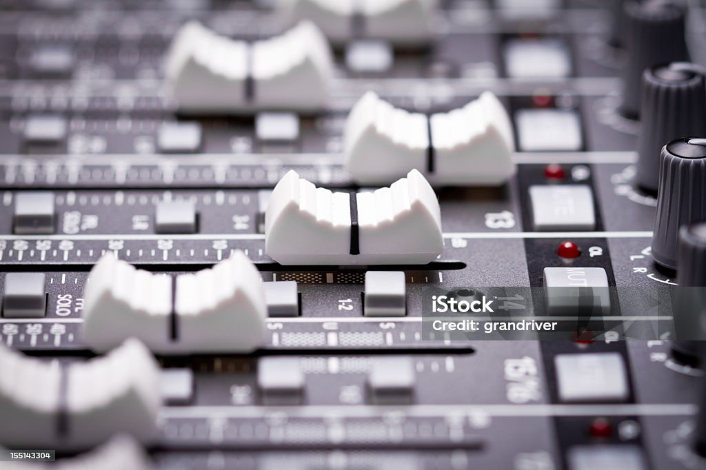 Audio digitale professionale e Console di registrazione - Foto stock royalty-free di Aggiustare