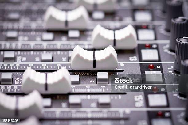 Audio Digitale Professionale E Console Di Registrazione - Fotografie stock e altre immagini di Aggiustare