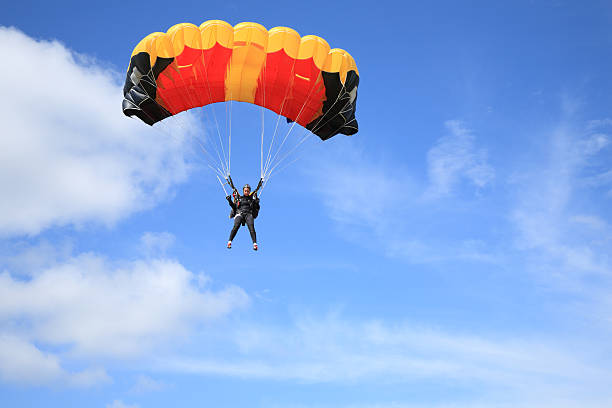parachutist en aire - paracaídas fotografías e imágenes de stock