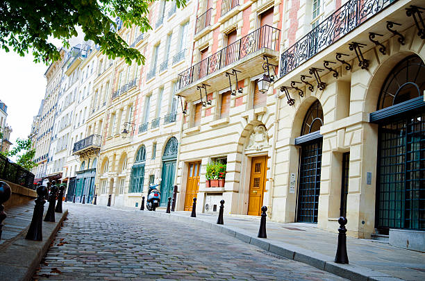 place dauphine auf der île de la cité in paris, frankreich - building exterior built structure street paris france stock-fotos und bilder