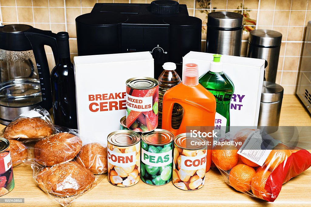 식료품 쇼핑 및 가전 나무 주방 카운터 - 로열티 프리 통조림 식품 스톡 사진