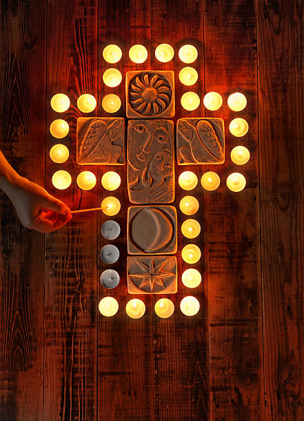 que se haga la luz - family cross shape christianity praying fotografías e imágenes de stock