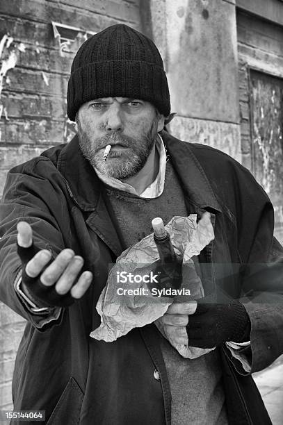 Sem Abrigo - Fotografias de stock e mais imagens de Abandonado - Abandonado, Abuso de Álcool, Adulto