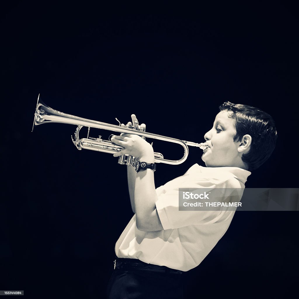 Undici anni vecchio ragazzino suonare la tromba - Foto stock royalty-free di Bambino