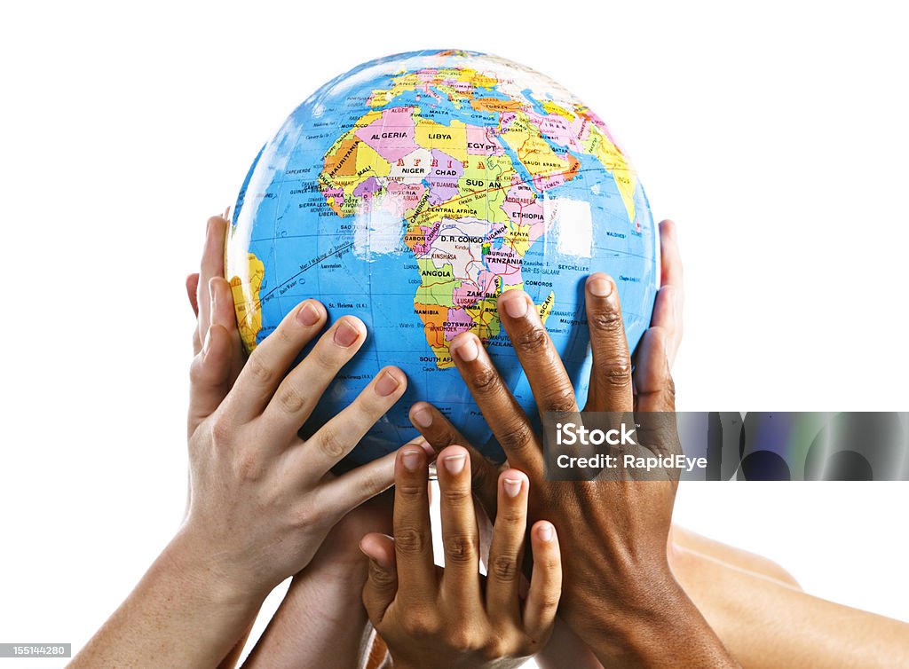 Nombreuses mains mixte soutien Mère Nature avec l'Afrique derniers - Photo de Globe terrestre libre de droits