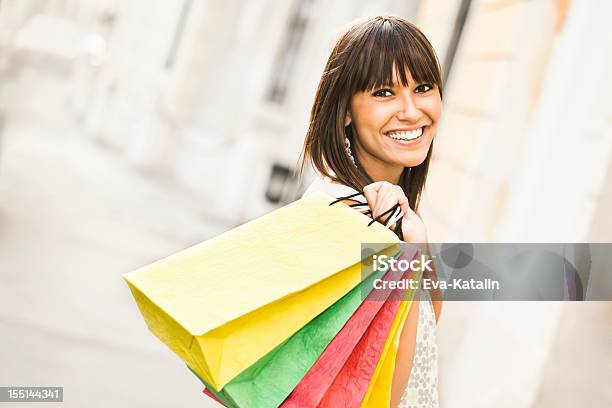 Miejskie Życie Serii Szczęśliwa Kobieta Gospodarstwa Torby Na Zakupy - zdjęcia stockowe i więcej obrazów 20-29 lat