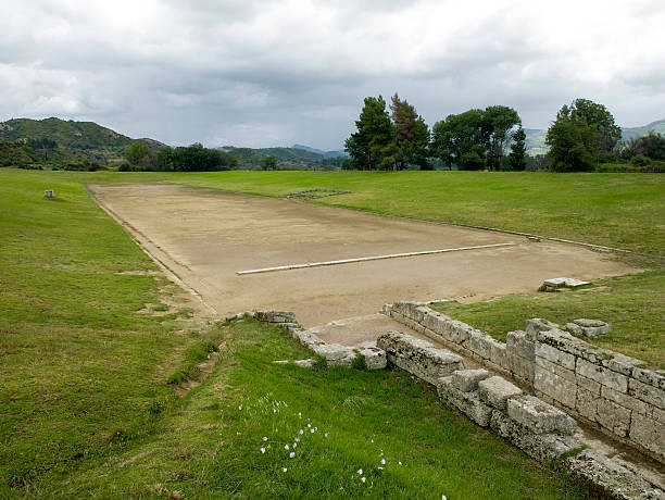 antigua olympias'stadium. - olympia fotografías e imágenes de stock