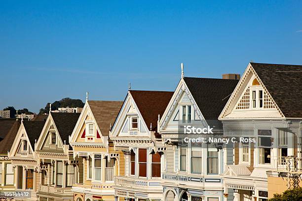 Photo libre de droit de Dames Peintes De San Francisco Des Maisons De Lépoque Victorienne Alamo Square banque d'images et plus d'images libres de droit de Architecture