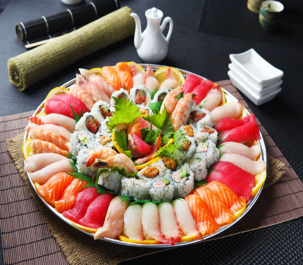 rotolo di sushi & parte delle applicazioni - sushi sashimi nigiri salmon foto e immagini stock