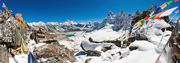 bandeiras de oração passagem de montanha everest panorama himalaias nepal - kala pattar imagens e fotografias de stock