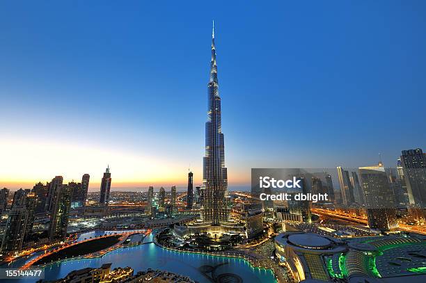 La Ciudad De Dubai Al Atardecer Foto de stock y más banco de imágenes de Burj Khalifa - Burj Khalifa, Dubái, Paisaje urbano