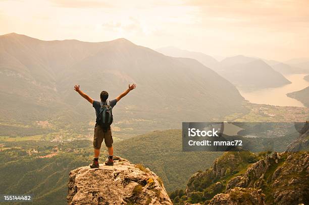 Photo libre de droit de Homme Au Sommet De La Montagne banque d'images et plus d'images libres de droit de Dieu - Dieu, Détermination, Infini