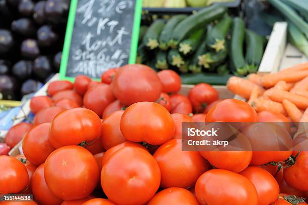 Photo libre de droit de Tomates À Lépicerie The Market banque d'images et plus d'images libres de droit de Aliment - Aliment, Aubergine, Commerce