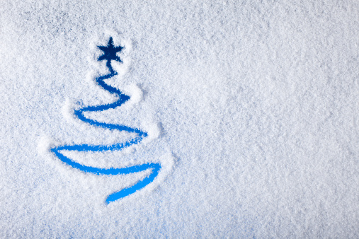 istock Pintado árbol de Navidad sobre fondo de nieve de invierno ventana 155144592