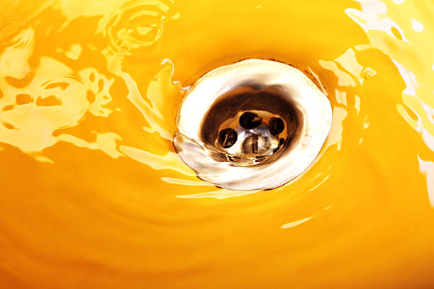 fluxo de água, o dreno de laranja - money down the drain - fotografias e filmes do acervo