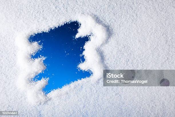 Olhar Através Da Janela Congelada - Fotografias de stock e mais imagens de Arranhado - Arranhado, Azul, Branco