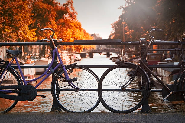 dos bicicletas en el puente de amsterdam - rayon fotografías e imágenes de stock