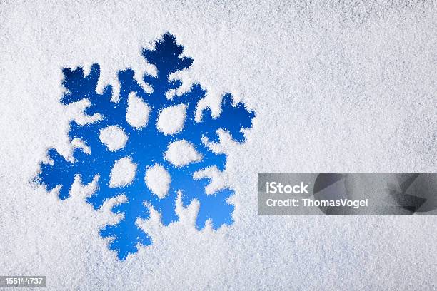 Kryształ Lodu Na Zamrożone Okno - zdjęcia stockowe i więcej obrazów Śnieg - Śnieg, Okno, Kształt gwiazdy