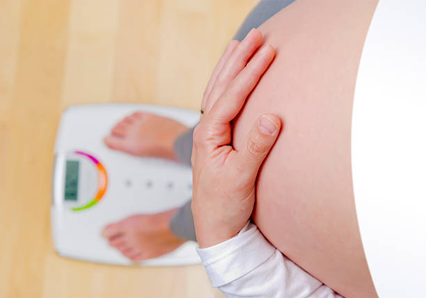 pregnant woman on the balance - 公斤 個照片及圖片檔