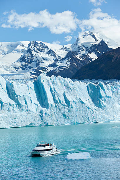 argentina turístico en embarcación en glaciar perito moreno patagonia - patagonia ice shelf vertical argentina fotografías e imágenes de stock