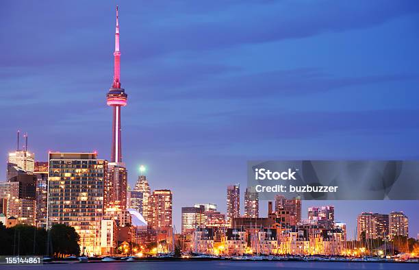 Toronto De Las Luces De La Ciudad Por La Noche Foto de stock y más banco de imágenes de Aire libre - Aire libre, Amanecer, Amarillo - Color