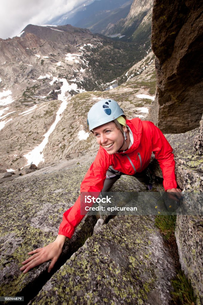 Glückliche junge Frau, die eine Kletter-route in Colorado - Lizenzfrei Abenteuer Stock-Foto