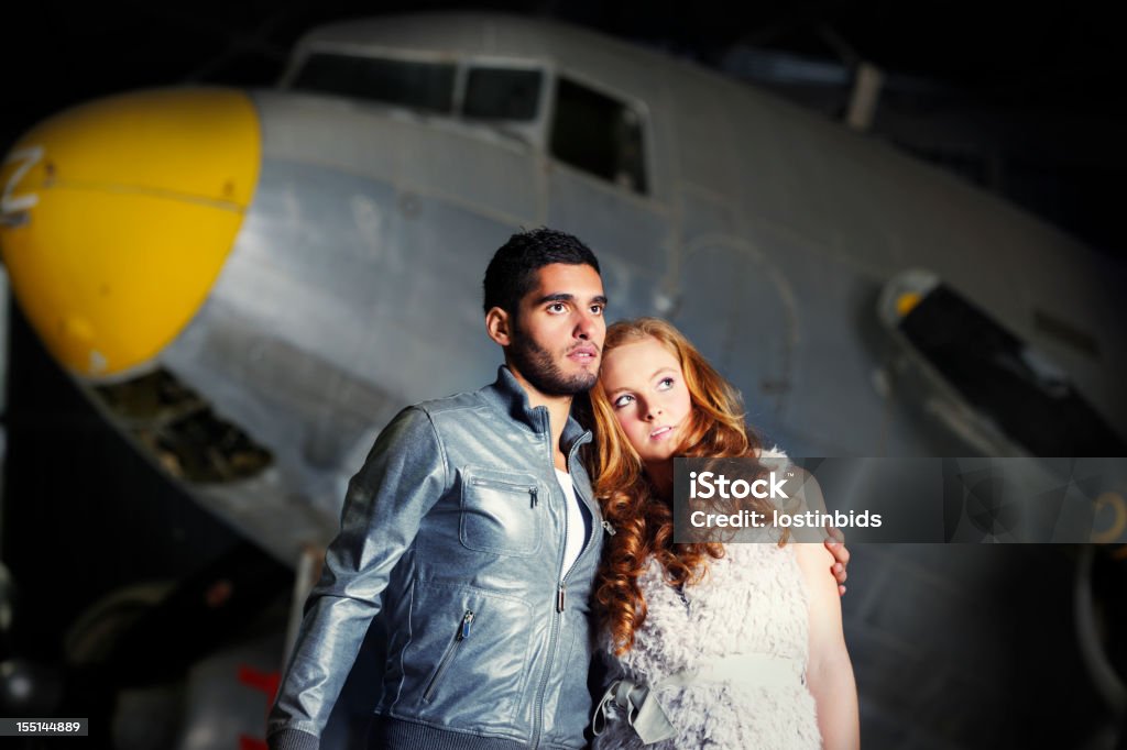 Paar in einem Air Field/Airport - Lizenzfrei Cool und Lässig Stock-Foto