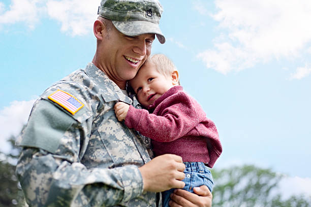 american soldier e hijo en un parque - military uniform fotos fotografías e imágenes de stock