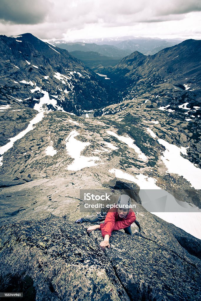 Storm agrupar detrás de una mujer rock climber en Colorado - Foto de stock de 20 a 29 años libre de derechos