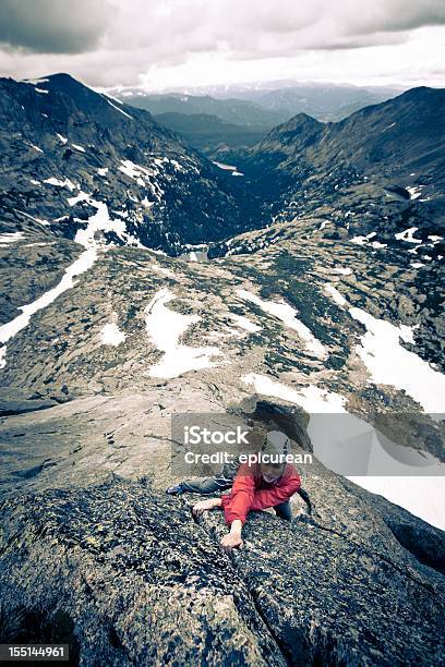 Storm Agrupar Detrás De Una Mujer Rock Climber En Colorado Foto de stock y más banco de imágenes de 20 a 29 años