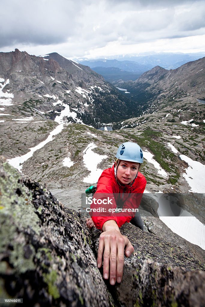 Orage rock féminin trouvant derrière un grimpeur dans le Colorado - Photo de Activité de loisirs libre de droits