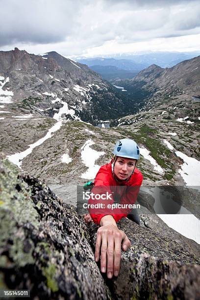 Tempesta Imminente Dietro Una Donna Rock Alpinista In Colorado - Fotografie stock e altre immagini di Adulto