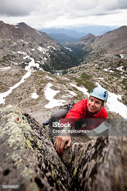 Mujer Joven Feliz Que Una Escalada La Route En Colorado Foto de stock y más banco de imágenes de 20 a 29 años