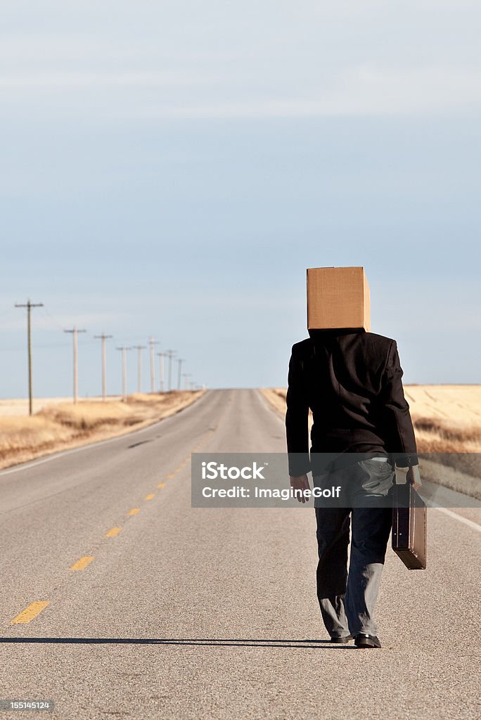 Traurig Geschäftsmann mit Box auf dem Kopf gehen entlang Highway - Lizenzfrei Arbeitslosigkeit Stock-Foto