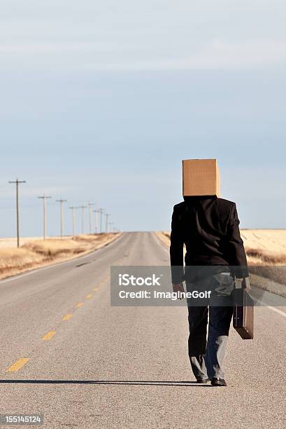 Traurig Geschäftsmann Mit Box Auf Dem Kopf Gehen Entlang Highway Stockfoto und mehr Bilder von Arbeitslosigkeit