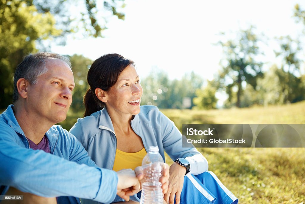 Casal a fazer uma pausa enquanto exercício - Royalty-free 40-49 Anos Foto de stock