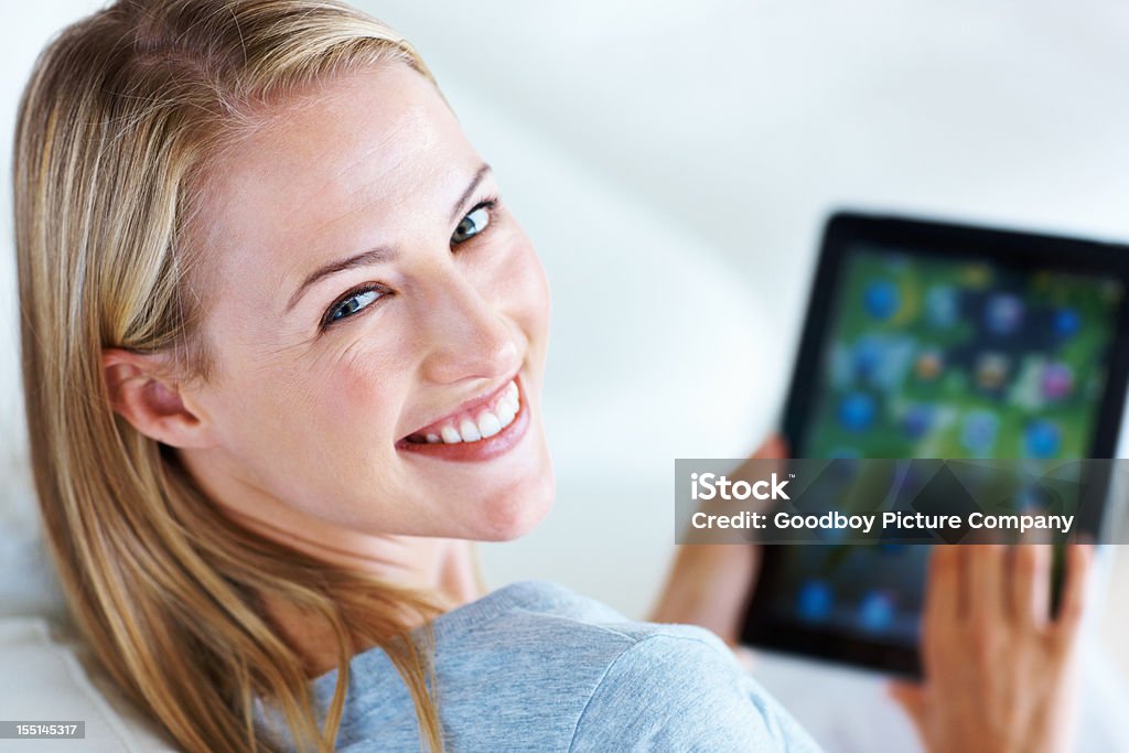 Relaxado jovem mulher usando o tablet PC - Foto de stock de 20 Anos royalty-free