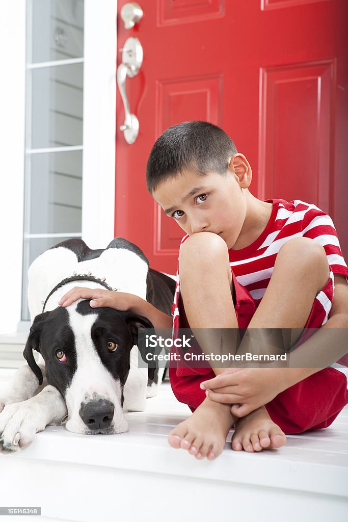 Młody chłopiec wiązanie z jego Pies - Zbiór zdjęć royalty-free (Boso)
