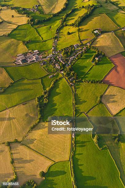 Foto de Vila De Verão Vibrante Paisagem Em Mosaico Campos e mais fotos de stock de Vista Aérea - Vista Aérea, Casa, Paisagem - Natureza