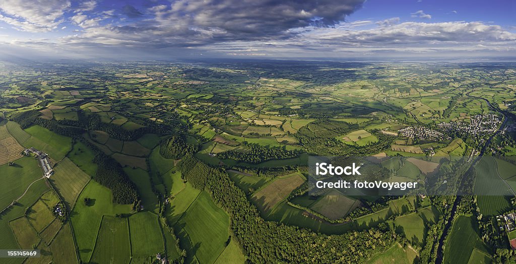 panorama de vista aérea verde verão fazendas e aldeias - Foto de stock de Agricultura royalty-free