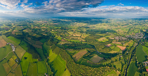 panorama de vista aérea verde verão fazendas e aldeias - welsh culture wales field hedge - fotografias e filmes do acervo
