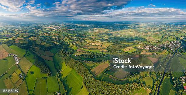 Foto de Panorama De Vista Aérea Verde Verão Fazendas E Aldeias e mais fotos de stock de Agricultura