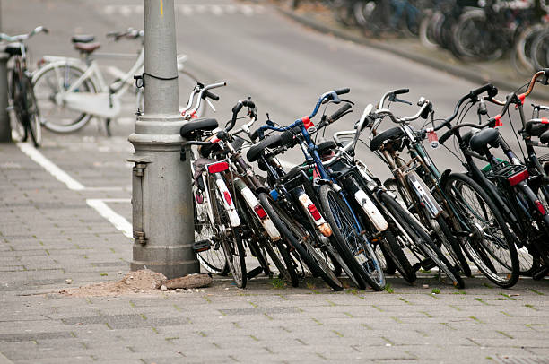 자전거 주차됨 도시 네덜란드 암스테르담행 - bicycle parking 뉴스 사진 이미지