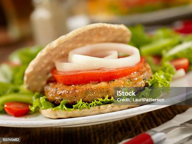 Vegetarische Sojaburger Stockfoto und mehr Bilder von Putenfleisch-Burger - Putenfleisch-Burger, Brötchen, Chicken-Burger