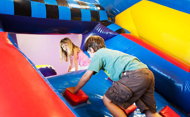 terrain de jeux gonflable loisirs - inflatable slide sliding child photos et images de collection