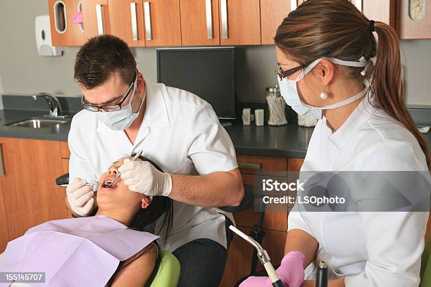 En El Dentistatrabajo Foto de stock y más banco de imágenes de Adolescente - Adolescente, Adulto, Adulto joven