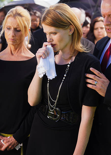 famiglia in un corteo - graveside service foto e immagini stock