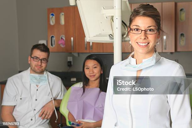 U Dentystyprofesjonalne Kobieta - zdjęcia stockowe i więcej obrazów Aparat ortodontyczny - Aparat ortodontyczny, Badanie lekarskie, Biały